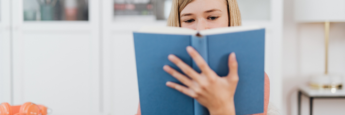 Immagine di una ragazza che legge un libro sui cani